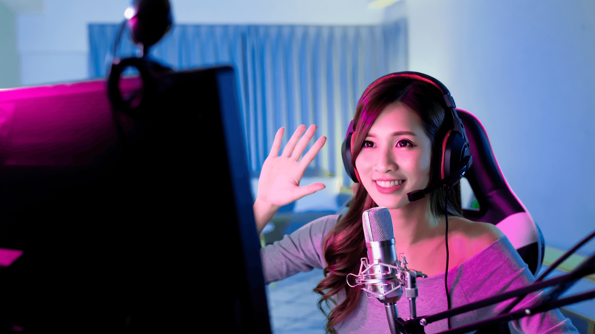 live streaming gamer girl